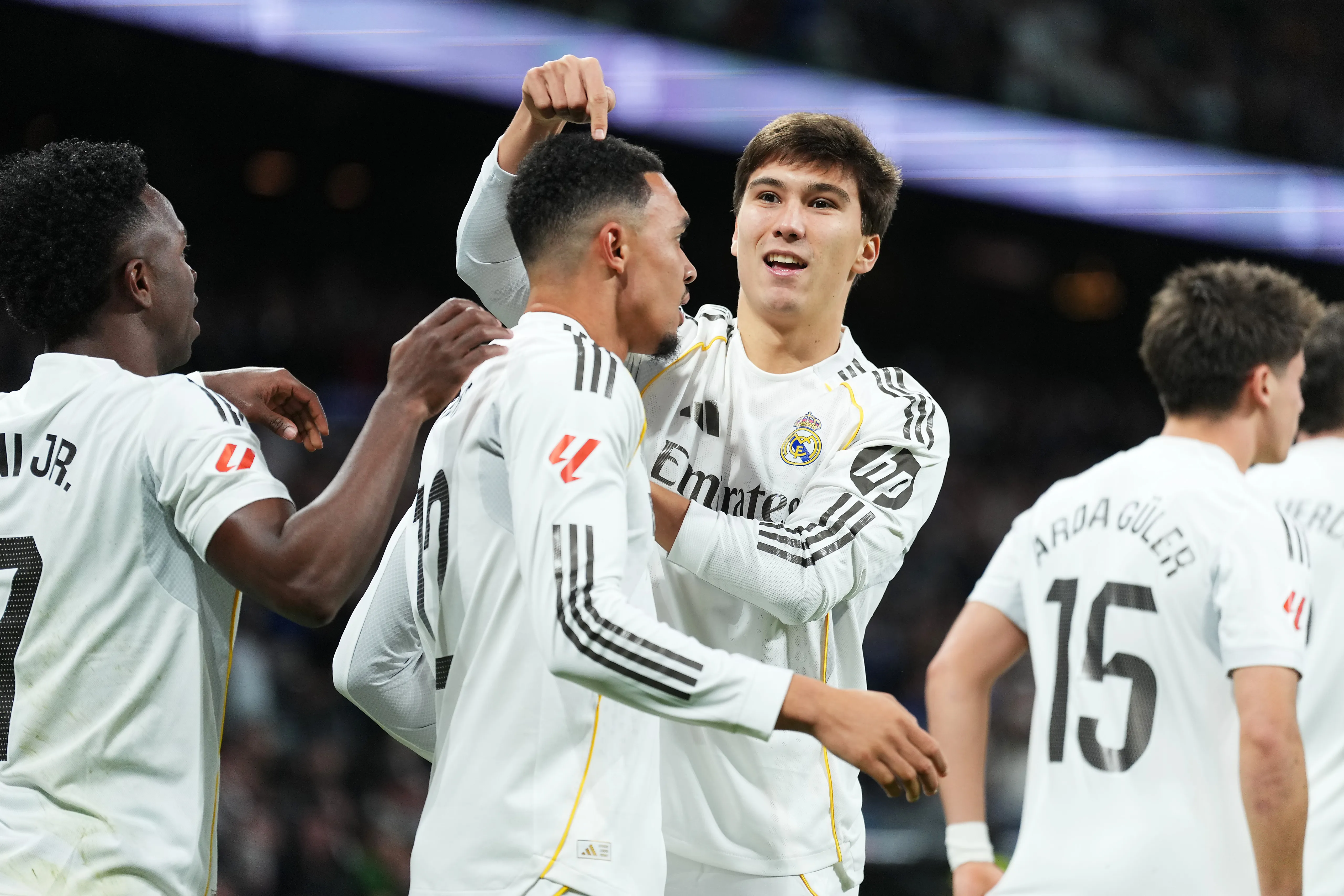 Jogadores do Real Madrid comemorando gol de Gonzalo García no confronto deste sábado. (Foto: Angel Martinez/Getty Images)