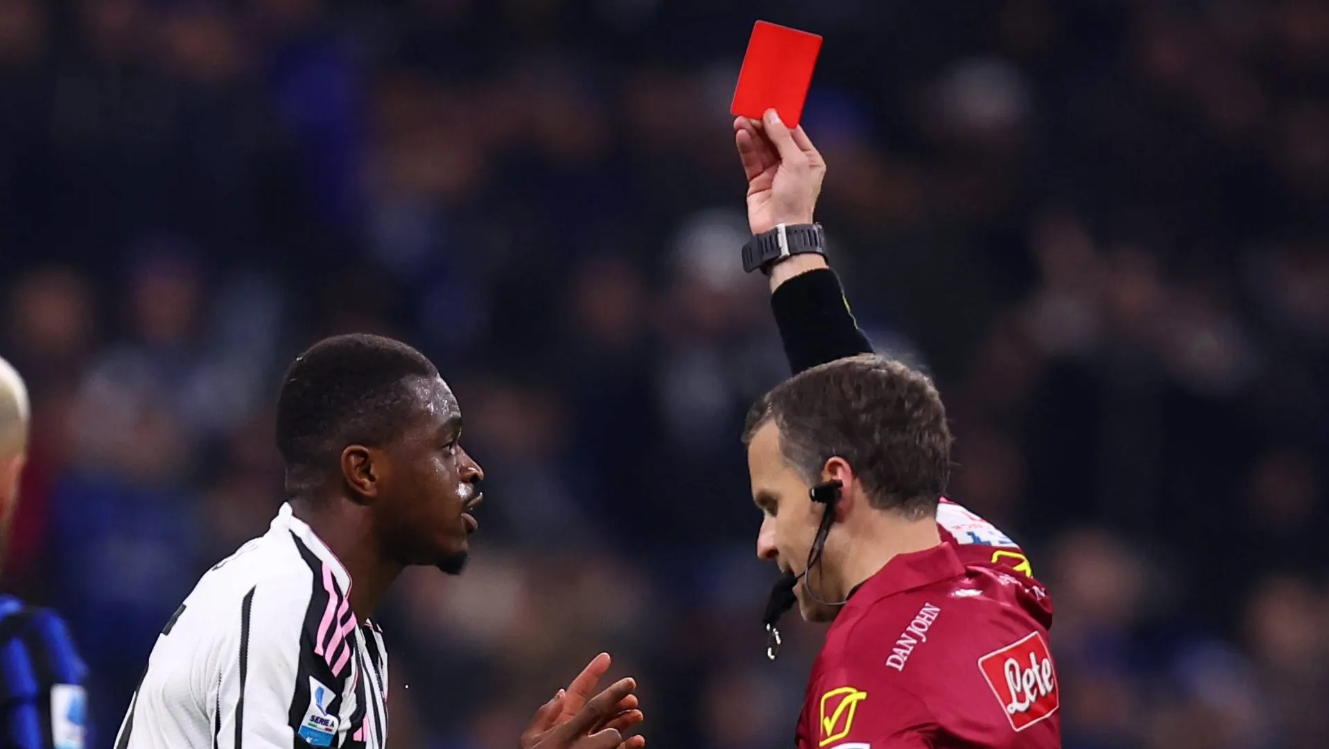 Serie A: O árbitro oficial Federico La Penna mostra um cartão vermelho para Pierre Kalulu, da Juventus FC, durante a partida da Serie A entre FC Internazionale e Juventus FC no Estádio Giuseppe Meazza em 14 de fevereiro de 2026, em Milão, Itália. Milão, Estádio Giuseppe Meazza, Itália. Foto: IMAGO / Marco Canoniero