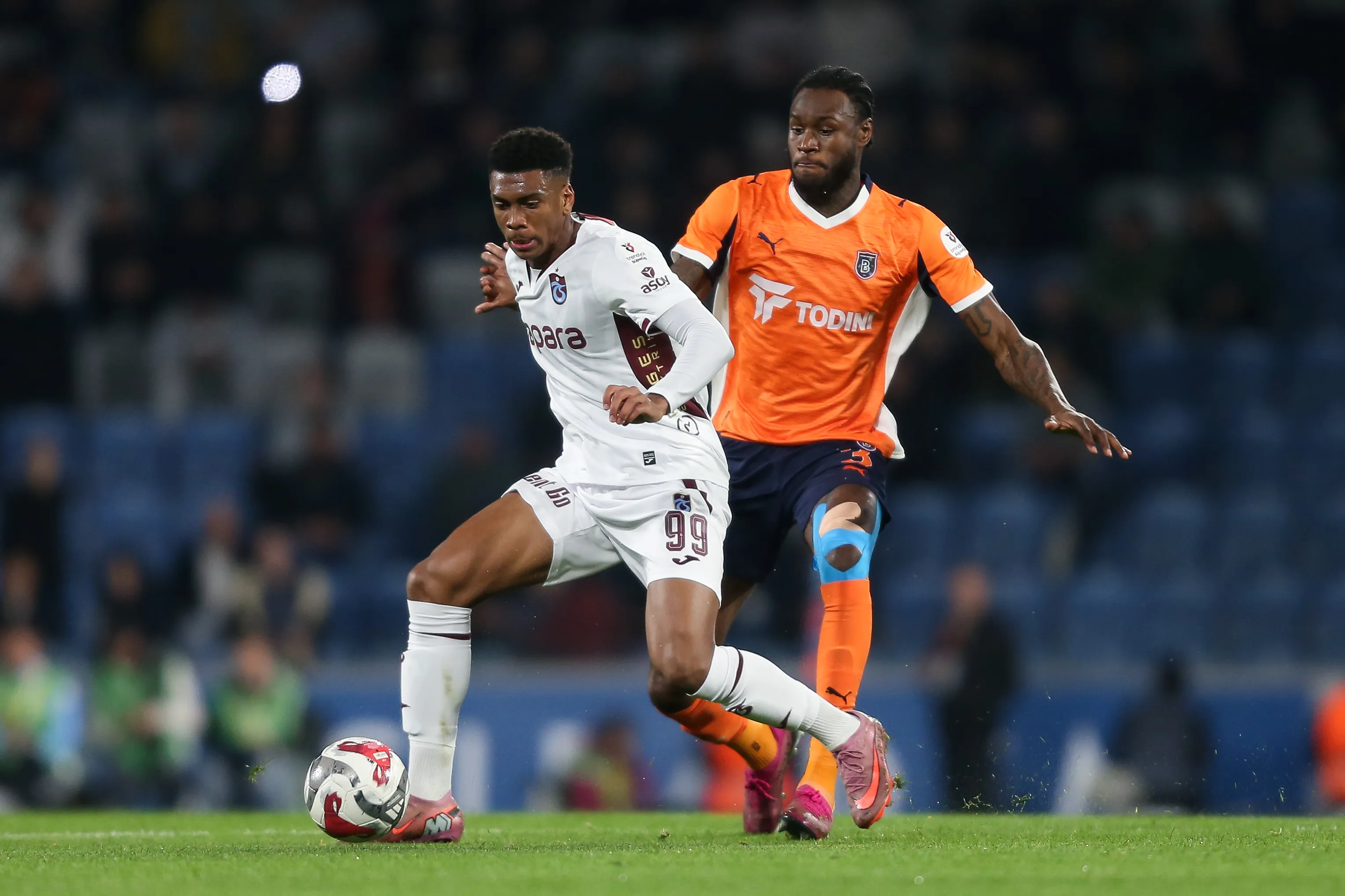 Felipe Augusto (à esquerda) em jogo do Trabzonspor (Photo by Ahmad Mora/Getty Images)