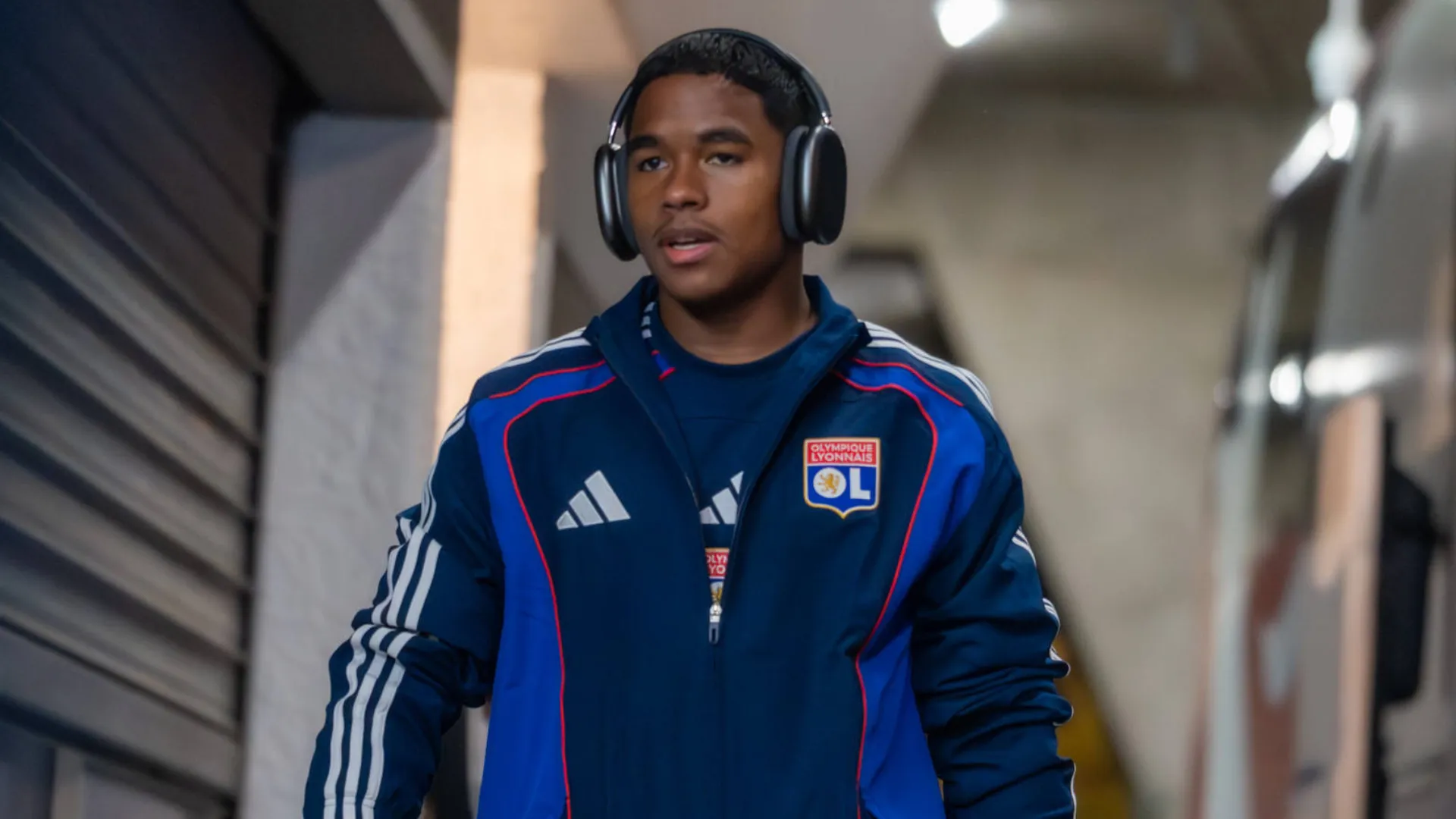 Endrick chegando ao estádio em jogo do Lyon