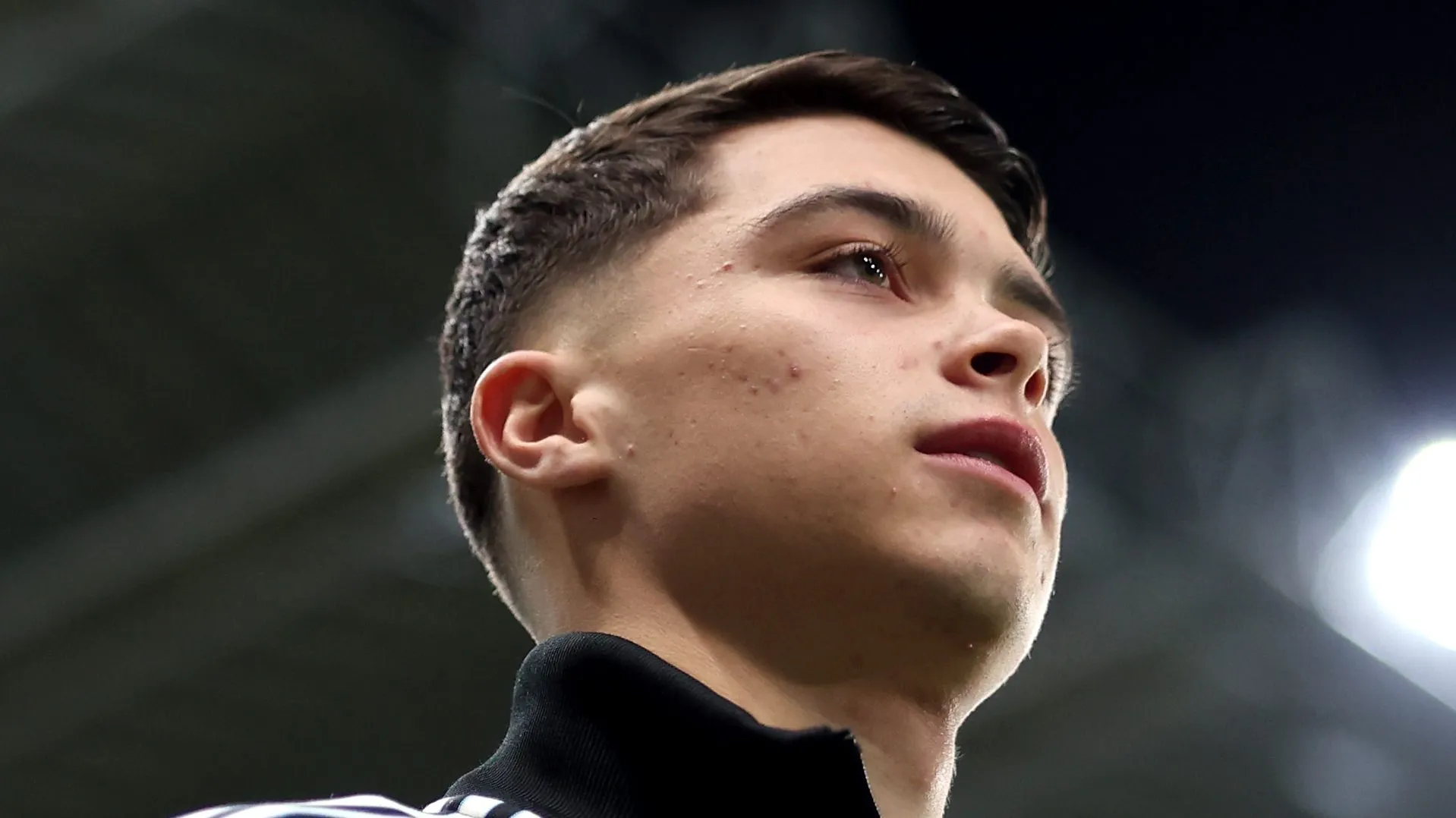 Lewis Miley, do Newcastle United, chega ao estádio antes da partida da Premier League entre Newcastle United e Leeds United no St James' Park em 07 de janeiro de 2026, em Newcastle upon Tyne, Inglaterra. (Foto de George Wood/Getty Images)