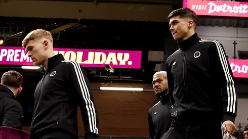 Newcastle tenta blindar Lewis Miley diante do interesse de Arsenal e Aston Villa. (Foto de Stu Forster/Getty Images)