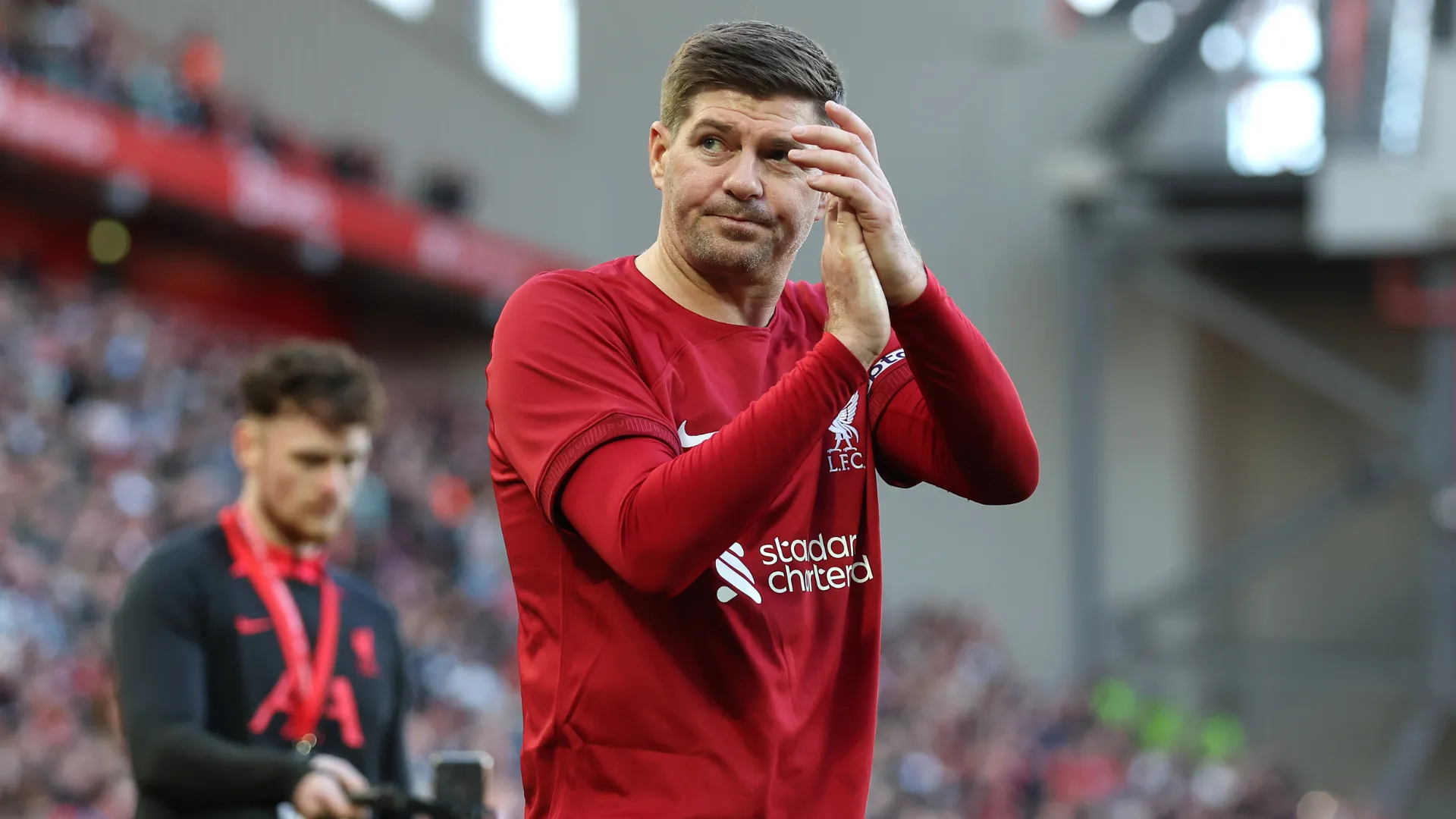 Steven Gerrard bate palma em jogo amistoso do Liverpool