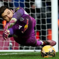 Lucas Perri pega pênalti e vira herói em classificação do Leeds United