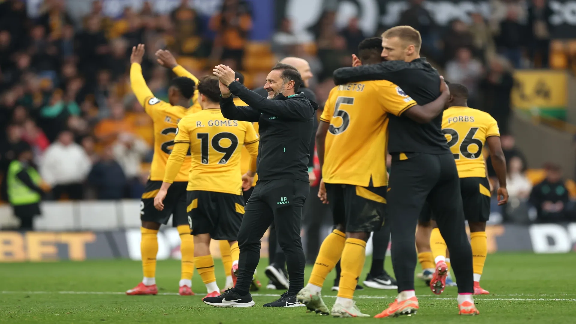 VP e jogadores do Wolverhampton acenam para torcedores após partida da Premier – Carl Recine/Getty Images