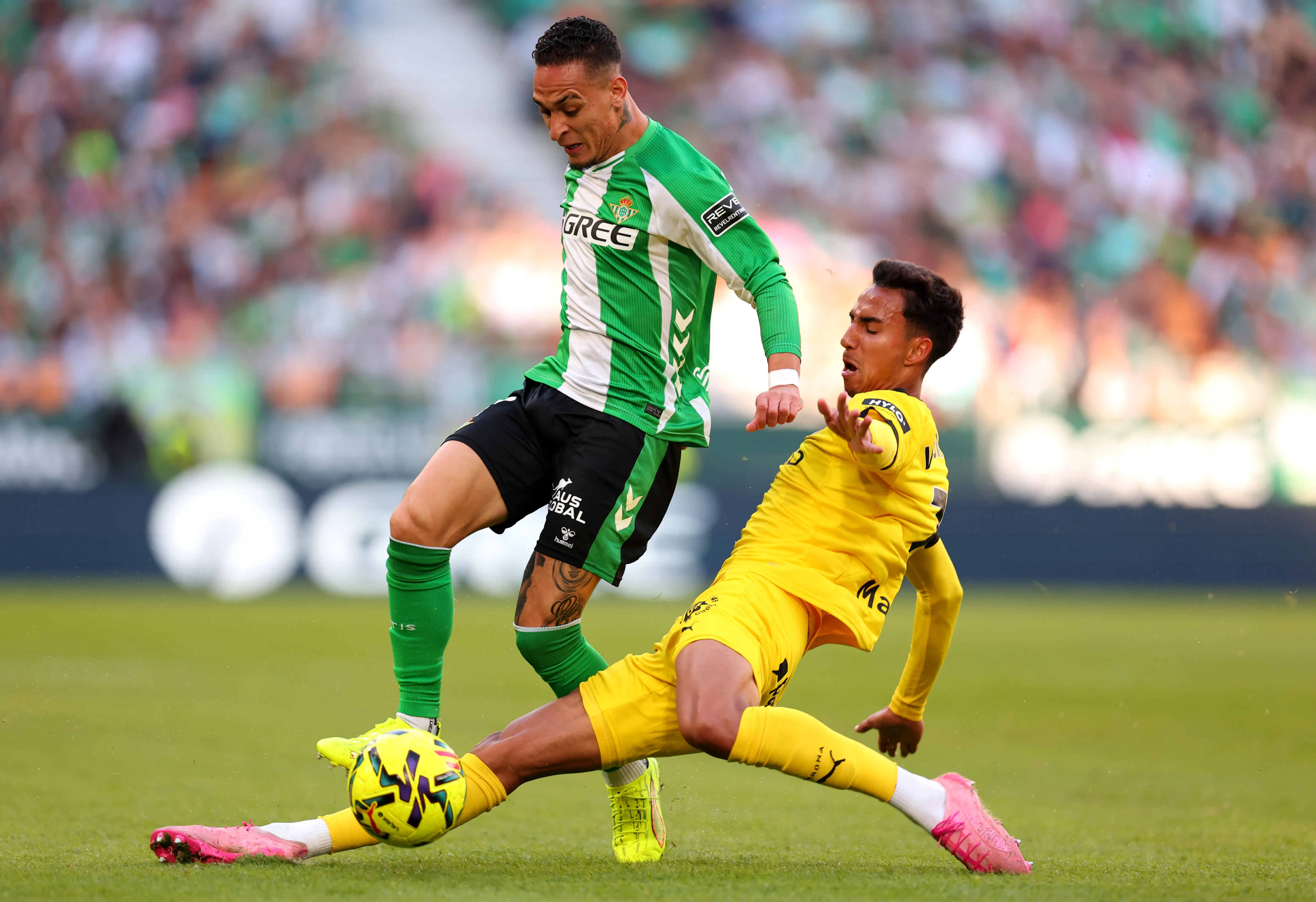 Vitor Reis marcando Antony