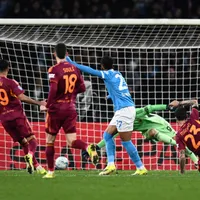 Alisson Santos brilha, mas Napoli e Roma empatam em 2 a 2