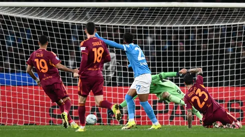 Em duelo de quatro gols, Napoli e Roma empatam e seguem na briga pela Champions. Foto: IMAGO / Gribaudi/ImagePhoto