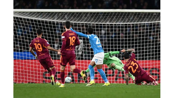 Em duelo de quatro gols, Napoli e Roma empatam e seguem na briga pela Champions. Foto: IMAGO / Gribaudi/ImagePhoto