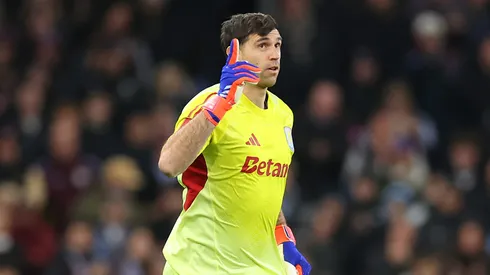 Dibu Martínez em partida do Aston Villa (Photo by Molly Darlington/Getty Images)
