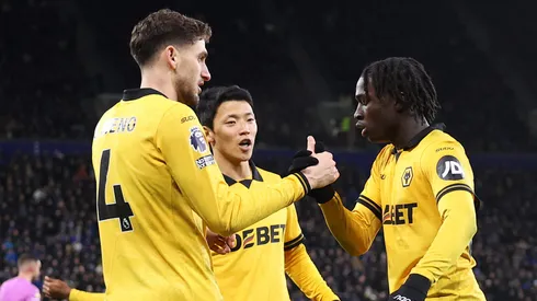 Mateus Mané, Santiago Bueno e Hee-chan Hwang durante partida do Wolverhampton. (Photo by Matt McNulty/Getty Images)