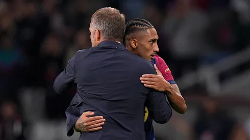 Hansi Flick e Raphinha pelo Barcelona. (Foto: Pedro Salado/Getty Images)