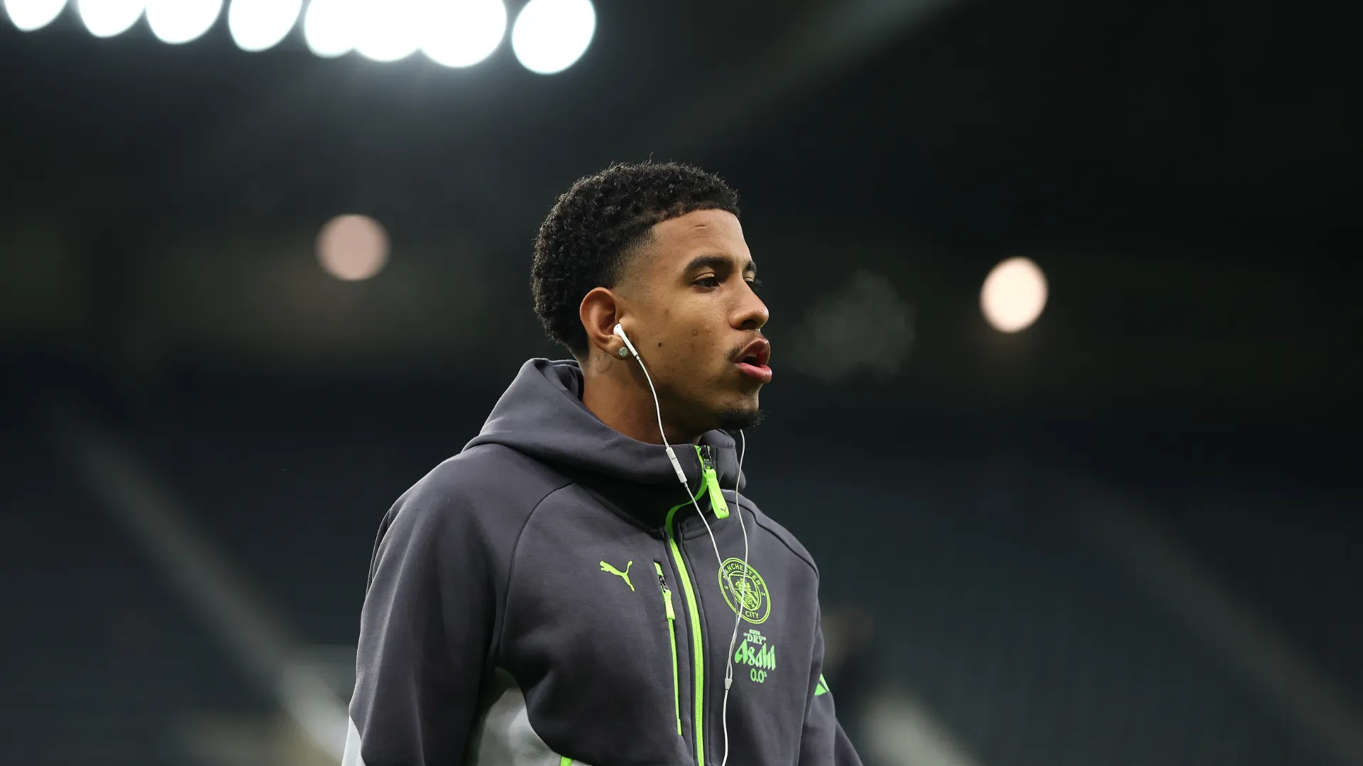 Savinho no pré-jogo do Manchester City