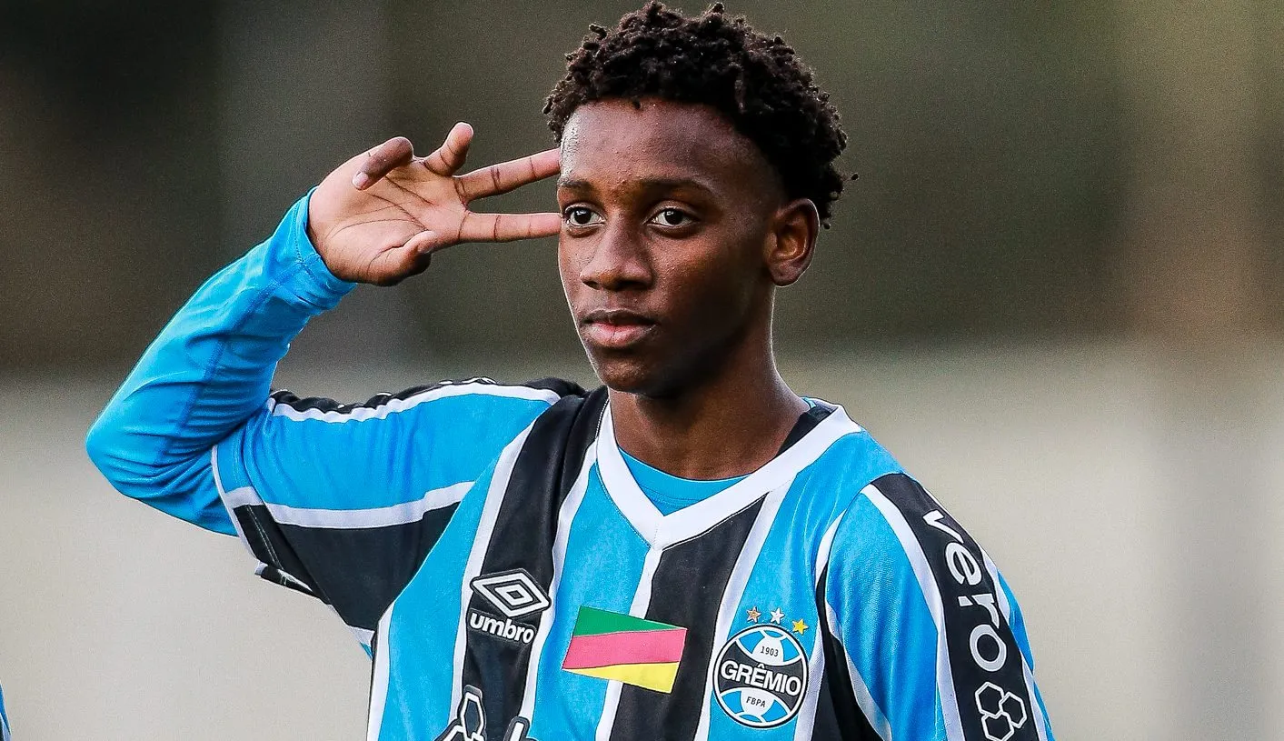 Gabriel Mec durante partida entre Gremio x Cruzeiro pelo campeonato Brasileiro. Jogador é alvo do Benfica.