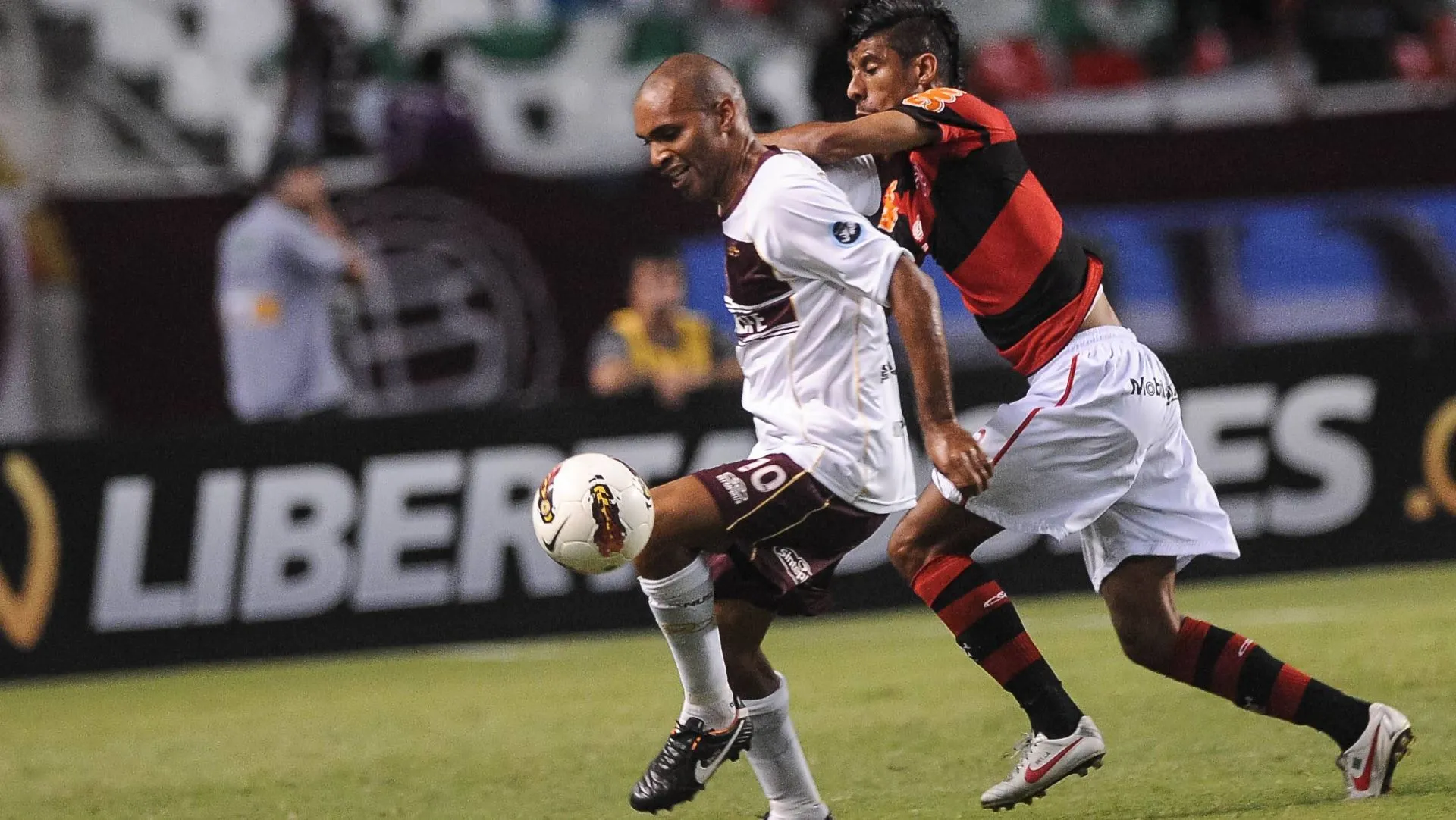 Mario Regueiro e Leo Moura, Copa Libertadores 2012. Foto: IMAGO/&nbsp;Fotoarena