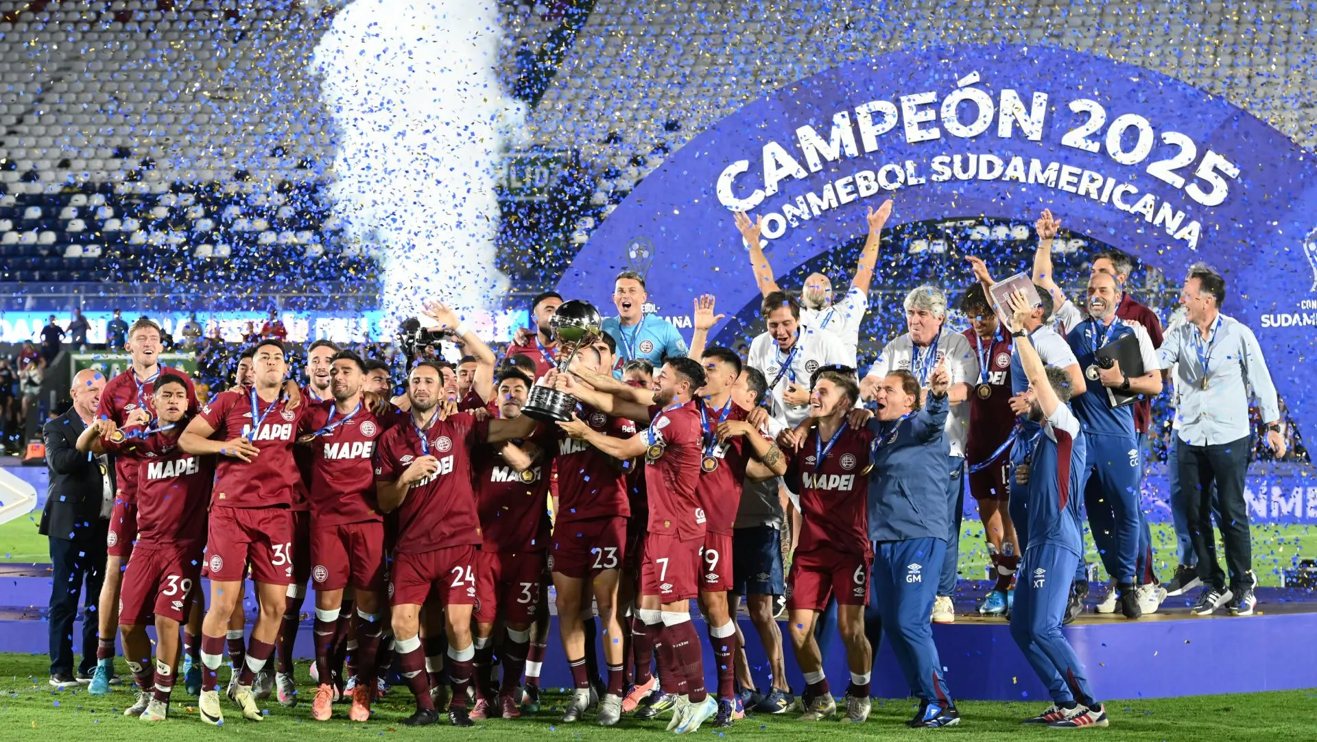 Lanús comemora após vencer a final da Copa Sul-Americana de 2025. Foto: Christian Alvarenga/Getty Images