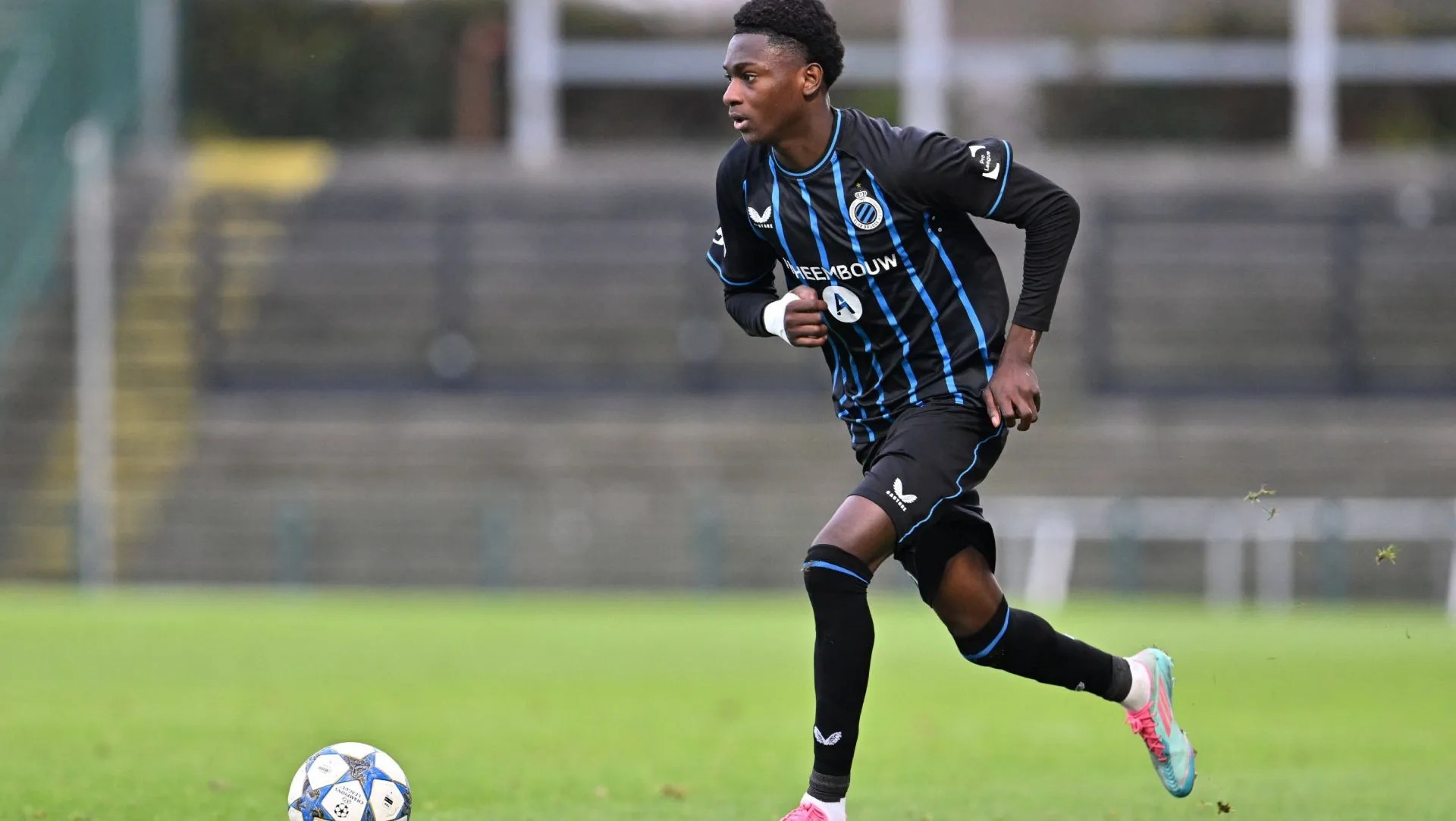 Jesse Bisiwu durante a Uefa Youth League. Foto: David Catry sportpix/IMAGO