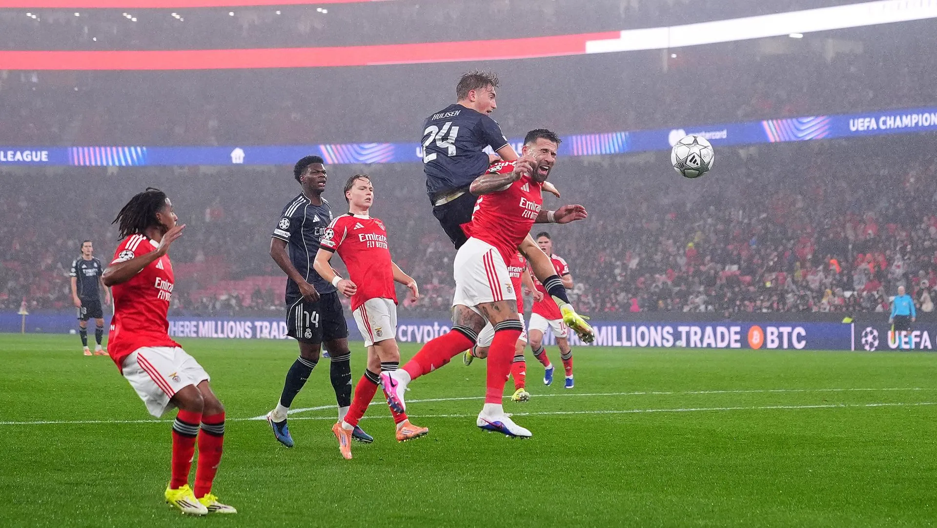 Real Madrid e Benfica durante partida da Champions League. Foto: José Manuel Alvarez Rey/Getty Images