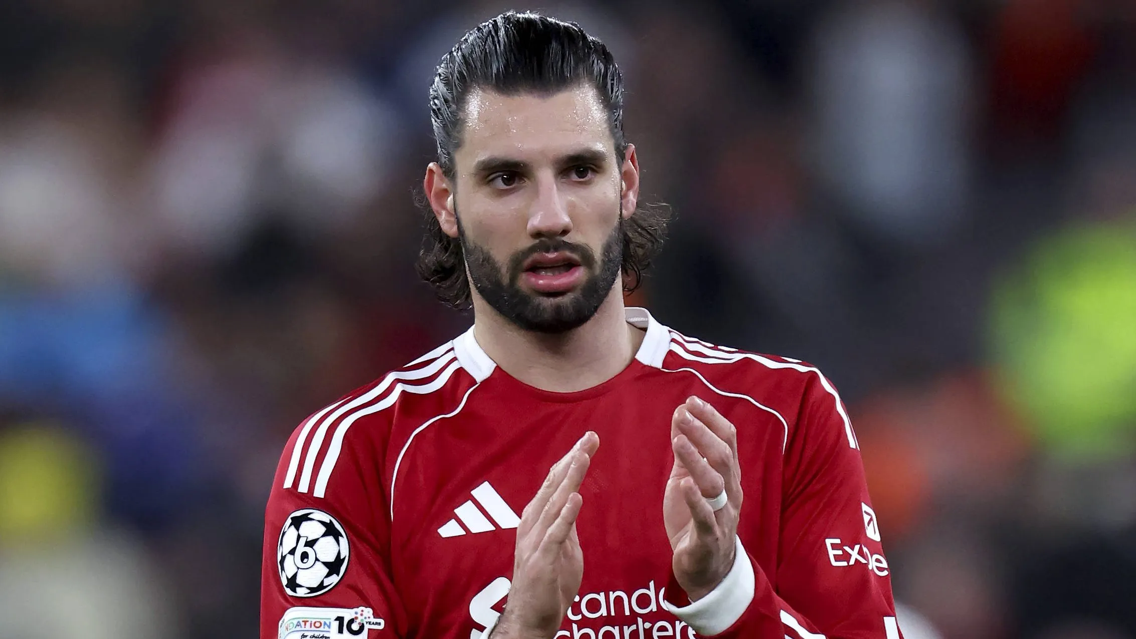 Dominik Szoboszlai, do Liverpool, aplaude, em campo. Jogador é alvo do Real Madrid