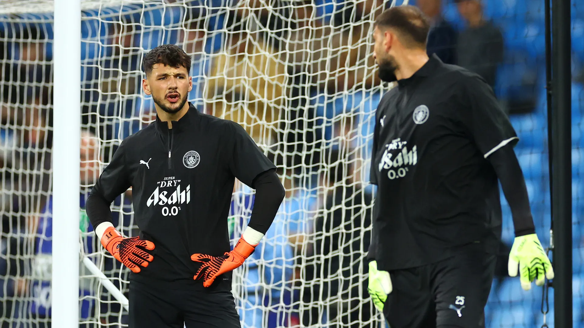 Gianluigi Donnarumma e James Trafford durante aquecimento no City