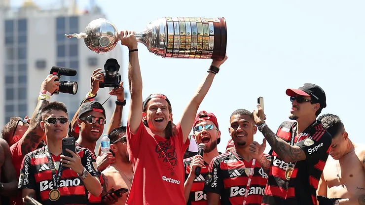 Filipe Luís e jogadores do Flamengo comemoram título da Libertadores 2025 (Wagner Meier/Getty Images)