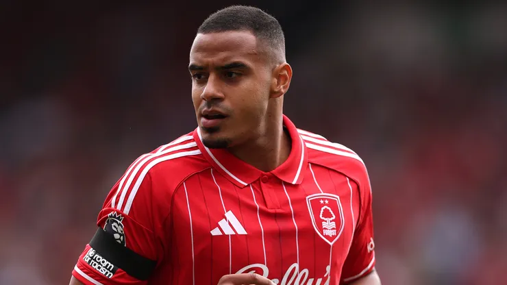 Murilo em campo com as cores do Nottingham Forest. Foto: Alex Pantling/Getty Images
