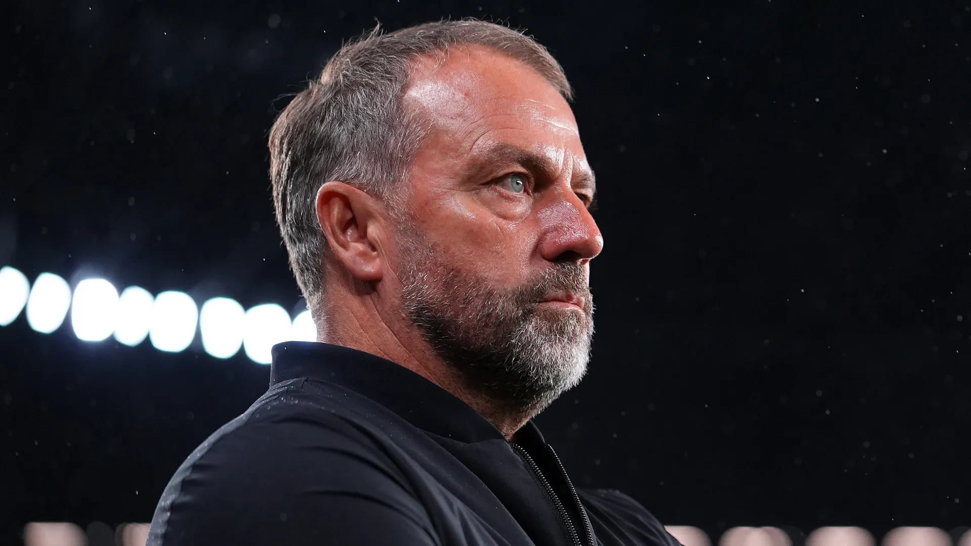 Hansi Flick com olhar sério durante jogo do Barcelona