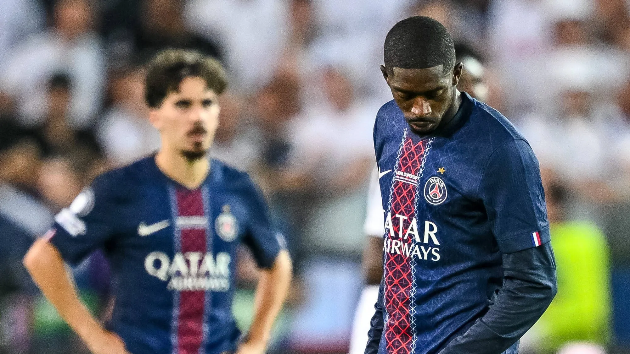 Vitinha, ao fundo, e Dembélé, em campo