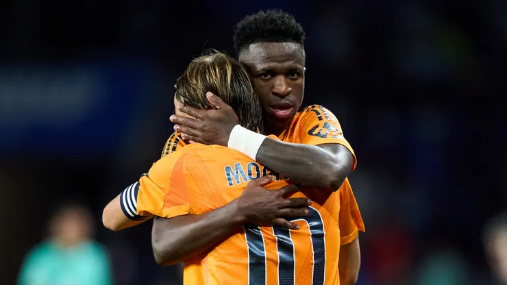 Vinicius Junior ao lado de Luka Modrić. (Foto: Juan Manuel Serrano Arce/Getty Images)