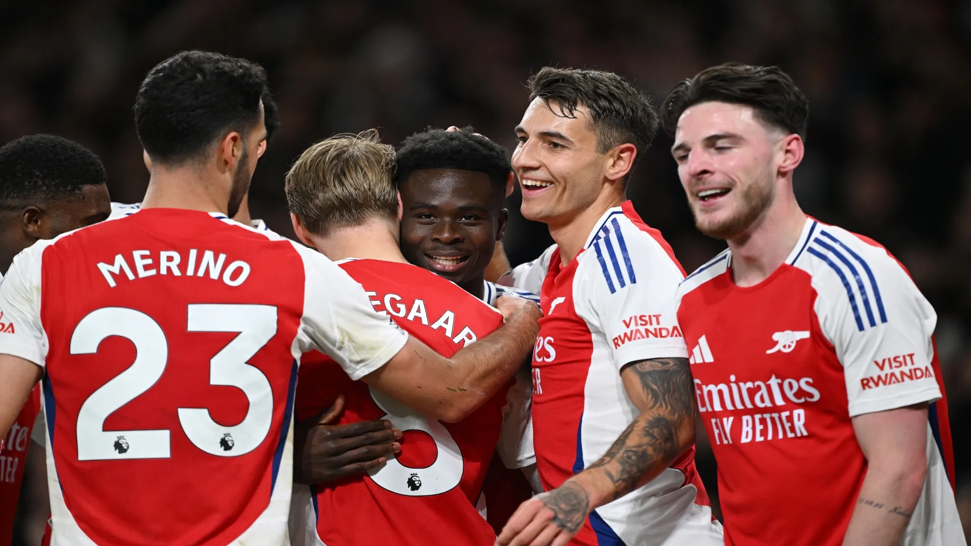 Saka comemora gol com companheiros em Arsenal x Fulham em 2025 – Shaun Botterill/Getty Images