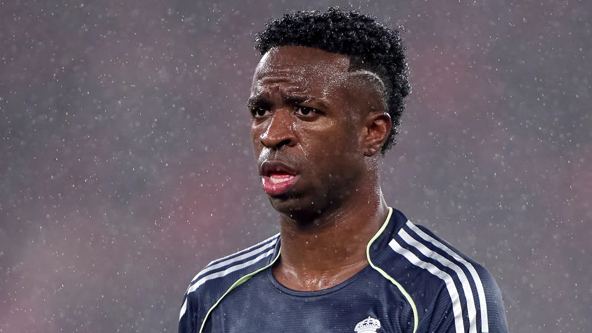Vinicius Junior durante jogo na chuva pelo Real Madrid