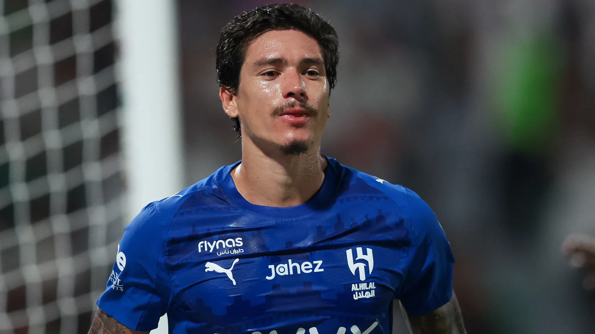 Darwin Núñez aparece olhando para o centro durante um jogo do Al-Hilal