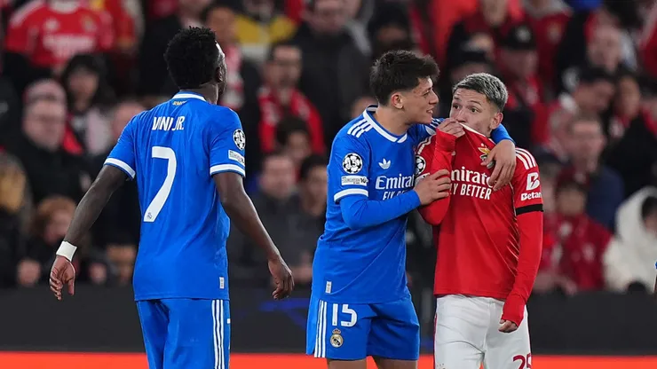 Vini Jr. discute com Prestianni durante jogo. Angel Martinez/Getty Images.