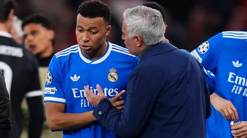 Mbappé é flagrado pelas câmeras defendendo Vini Jr do racismo de Prestianni em Benfica x Real Madrid (Foto: Angel Martinez/Getty Images)