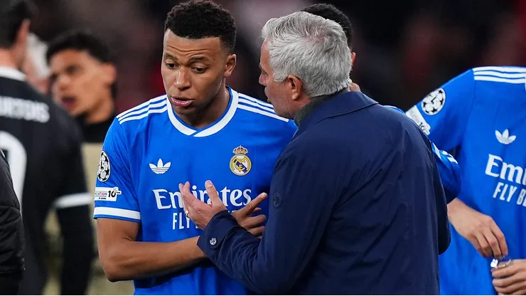 Mbappé é flagrado pelas câmeras defendendo Vini Jr do racismo de Prestianni em Benfica x Real Madrid (Foto: Angel Martinez/Getty Images)