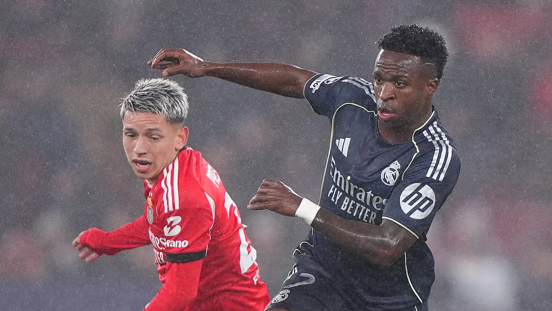 Prestianni e Vini Jr em disputa de bola