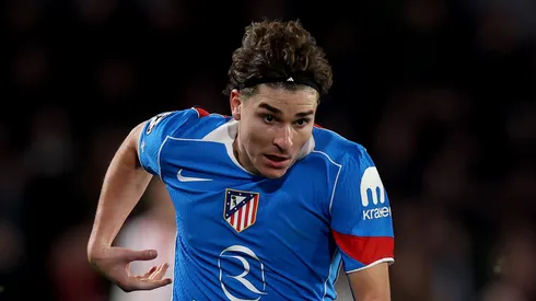 Barcelona enfrenta obstáculo por Julián Álvarez após Atlético propor extensão. (Photo by Lars Baron/Getty Images)