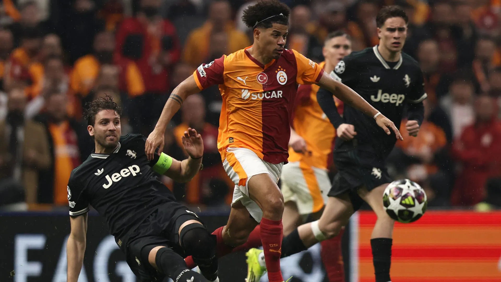 Lance de Gabriel Sara na partida entre Galatasaray e Juventus (foto: Burak Kara/Getty Images)