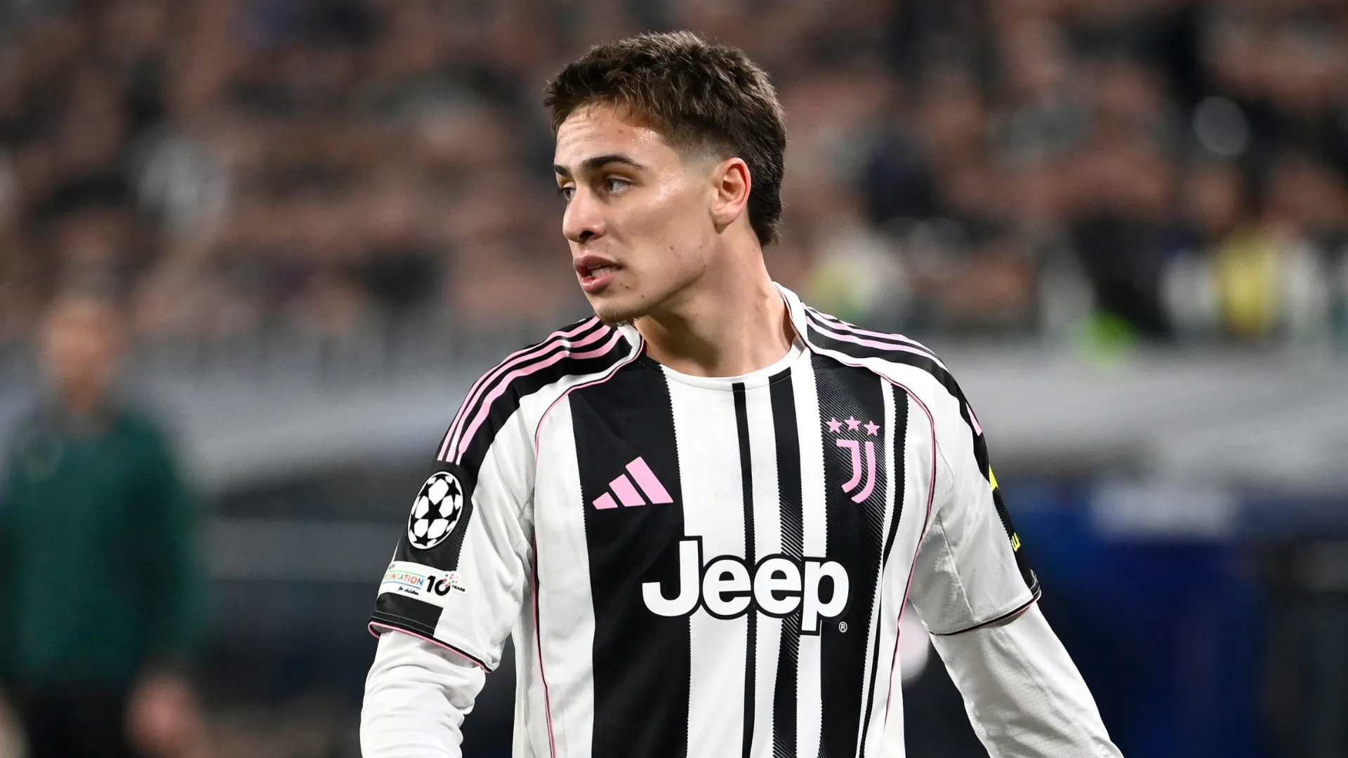 Kenan Yıldız olha para o lado durante jogo da Juventus