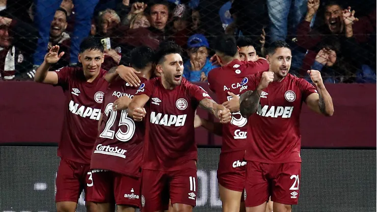 Jogadores do Lanús comemoram gol (Marcos Brindicci/Getty Images)