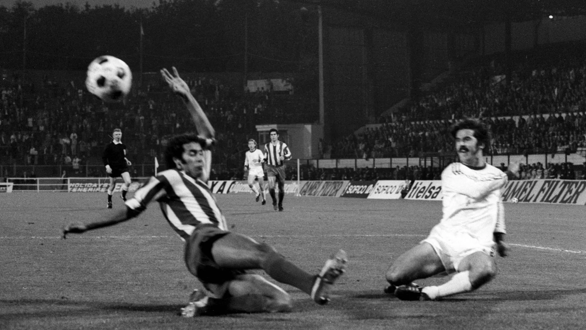 Bayern Munique x Atlético de Madrid. Gerd Müller contra Alberto Fernandez em 1974. Foto: IMAGO/Fred Joch