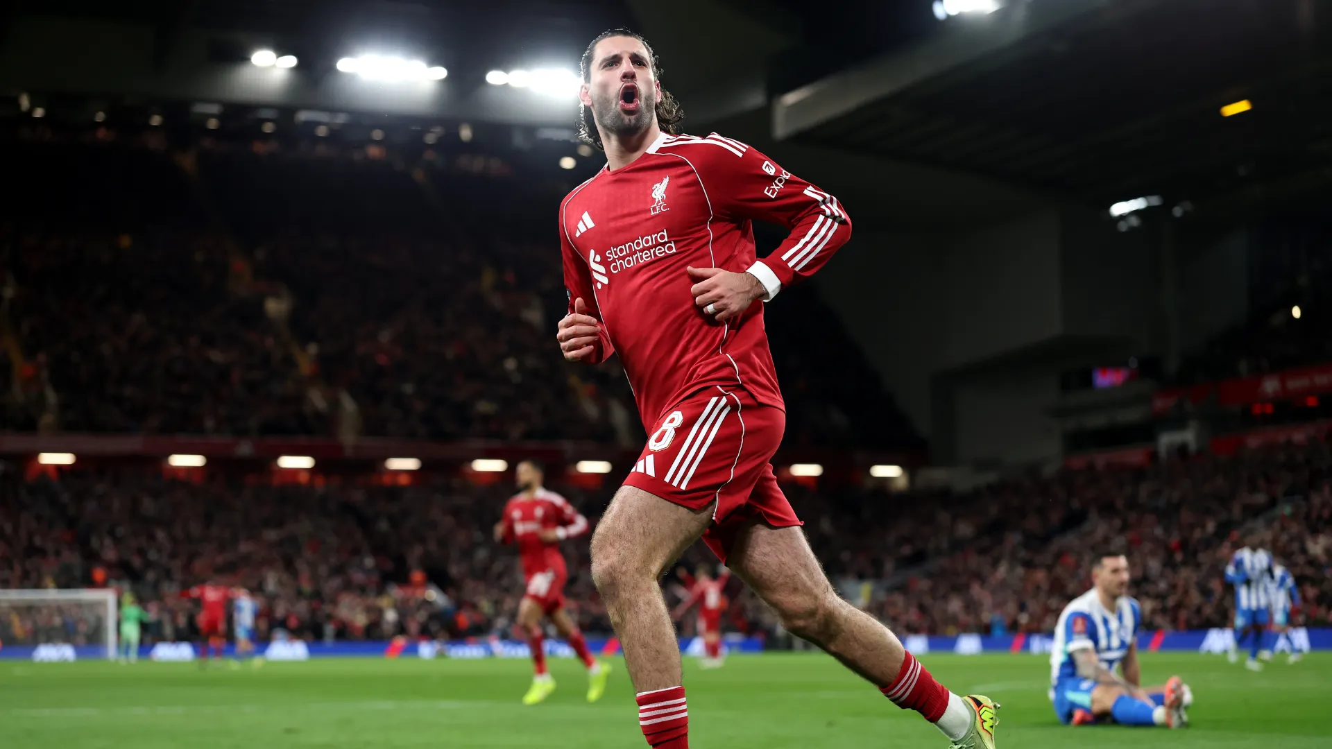 Dominik Szoboszlai comemora gol em Anfield