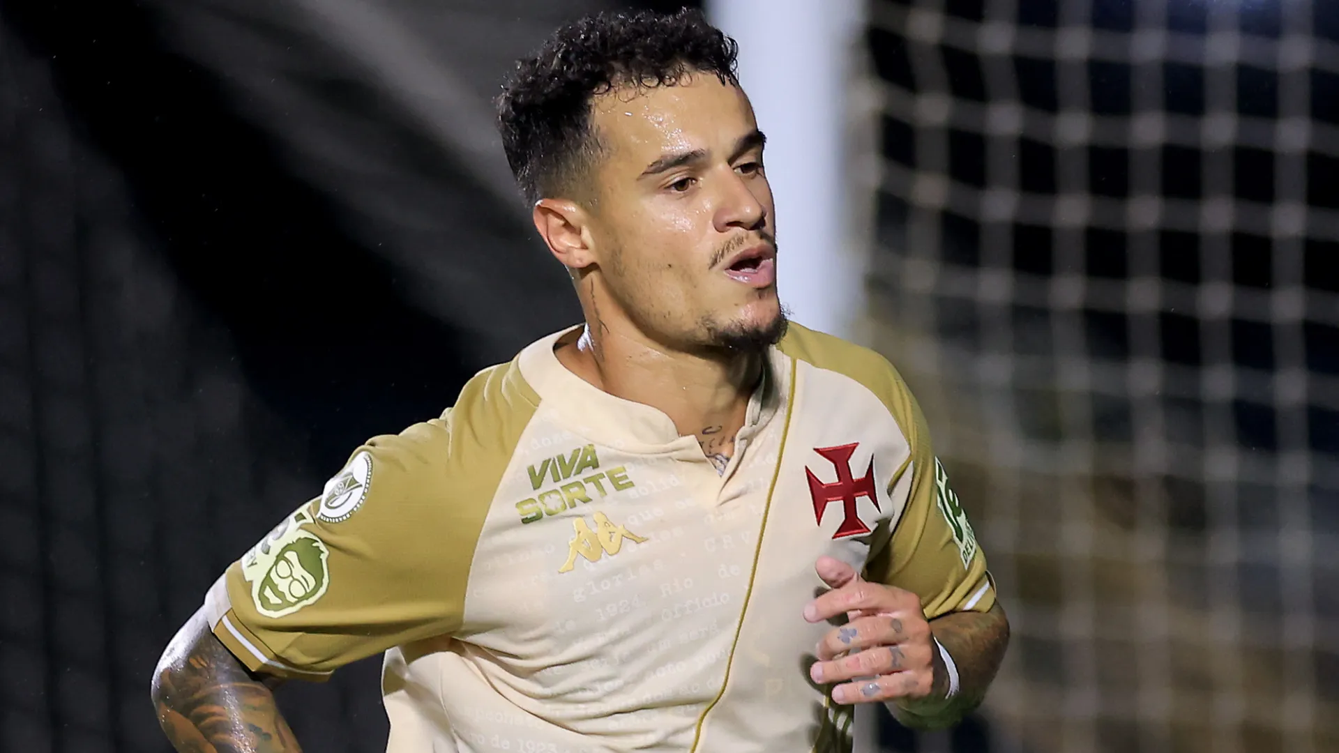 Coutinho aparece comemorando um gol marcado pelo Vasco