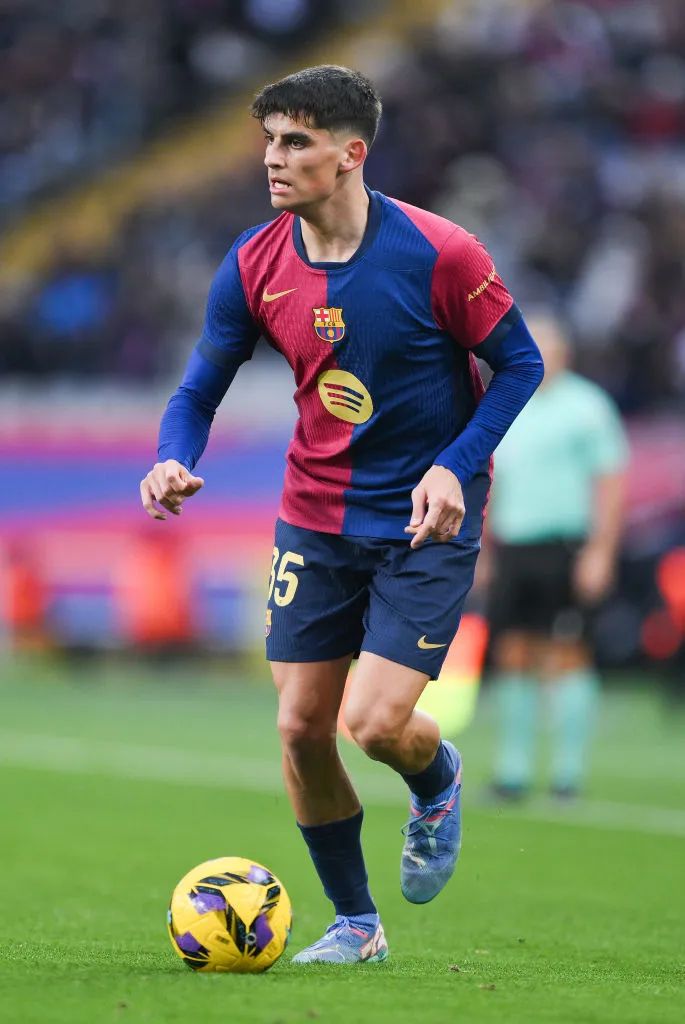 Gerard Martín do FC Barcelona corre com a bola durante a partida da La Liga EA entre FC Barcelona e Real Sociedad no Estadi Olimpic Lluis Companys em 02 de março de 2025 em Barcelona, ​​​​Espanha. (Foto de David Ramos/Getty Images)