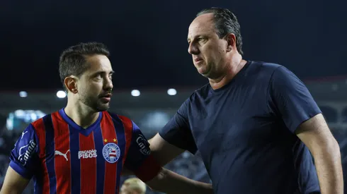 Everton Ribeiro conversa com Rogério Ceni em jogo do Bahia (Wagner Meier/Getty Images)