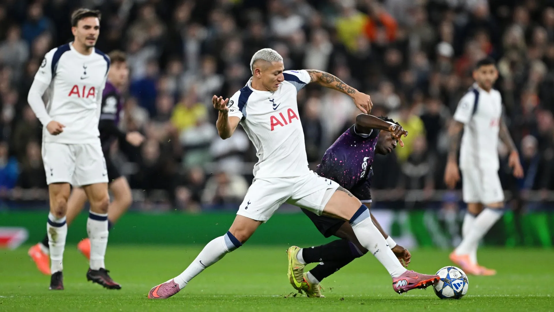 Richarlison, do Tottenham, durante partida da Liga dos Campeões. Foto: Shaun Botterill/Getty Images