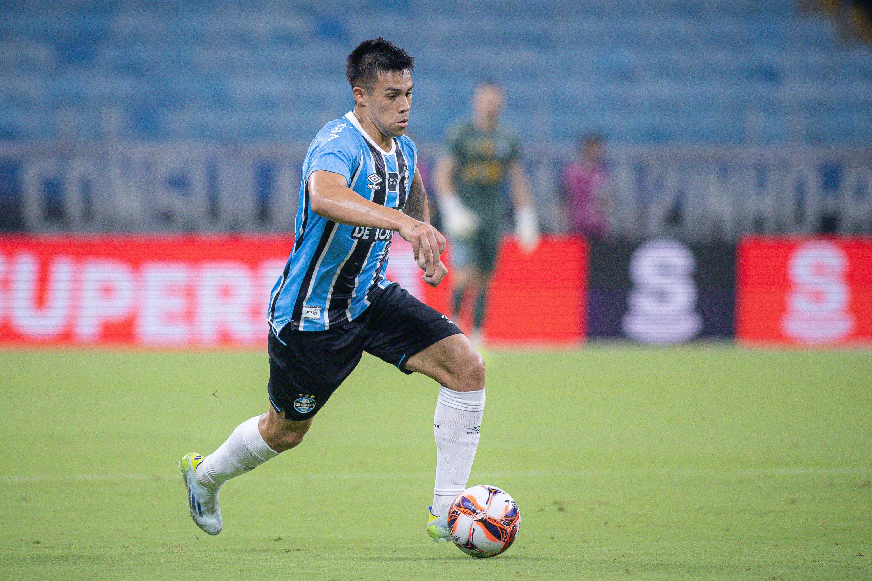 Alexander Aravena não teve muito espaço no Grêmio em 2026. Foto: Maxi Franzoi/AGIF