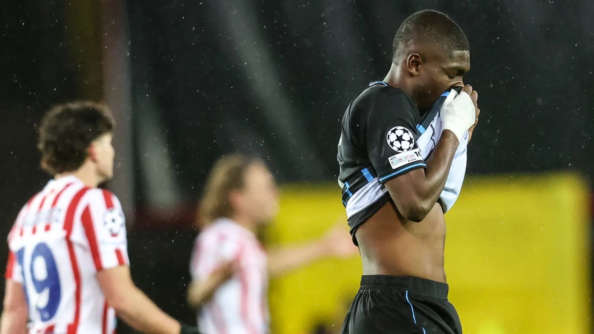 Joel Ordoñez, do Club Brugge, demonstra abatimento durante a partida de futebol entre o belga Club Brugge KV e o espanhol Atlético de Madrid, em Bruges, nesta quarta-feira, 18 de fevereiro de 2026, pelo jogo de ida dos play-offs da fase eliminatória da UEFA Champions League. Foto: Belga/IMAGO