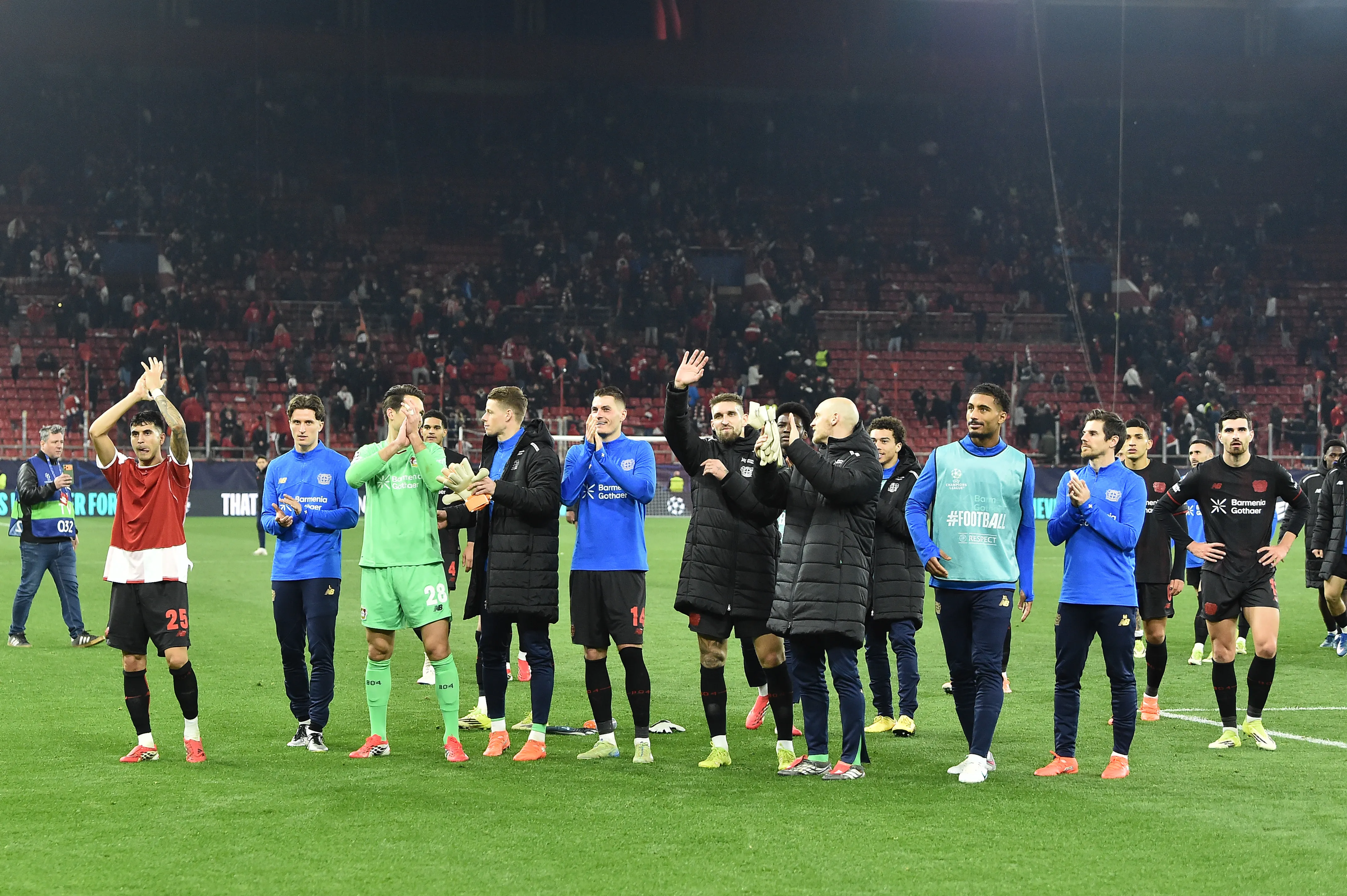 Jogadores do Bayer Leverkusen celebrando vitória contra o Olympiacos nesta quarta (18/02). (Foto: Milos Bicanski/Getty Images)