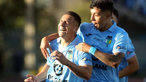 Futebol, O'Higgins vs Esporte Clube Bahia, Segunda Fase, Conmebol Libertadores 2026. O jogador do O'Higgins, Francisco González (à esquerda), comemora seu gol contra o Esporte Clube Bahia durante partida da Conmebol Libertadores disputada no Estádio Codelco El Teniente, em Rancagua, Chile. 18/02/2026. Jorge Loyola/Photosport.